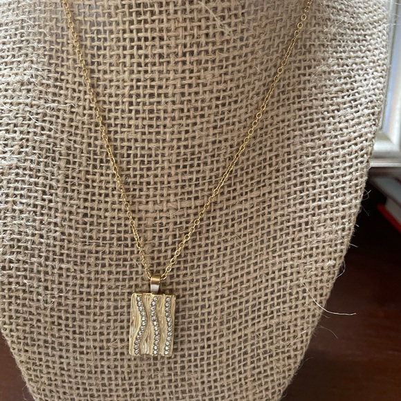 Slide Chic Gold Necklace with Pendant and Bracelet Set - Picture 3 of 9